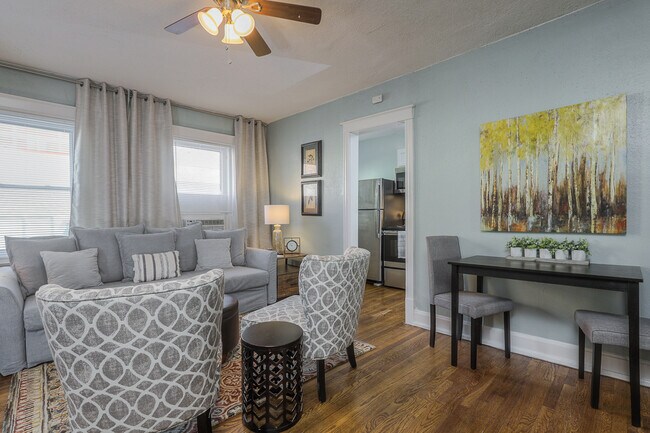 Interior Photo - 3721 Broadway