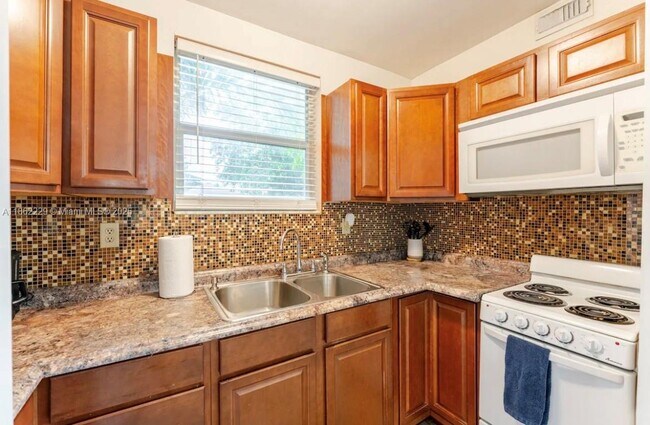 Primary Photo - 370 NE 159th St