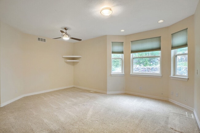 Building Photo - 692 Louis Dr