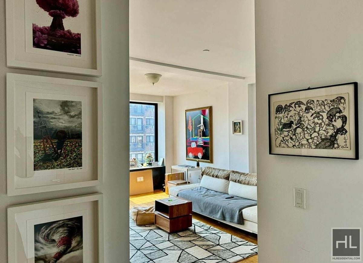Building Photo - Gorgeous rent stabilized one bedroom with balcony