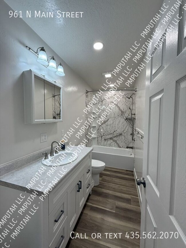 Building Photo - 961 N Main St