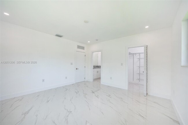 Building Photo - 1621 S Treasure Dr