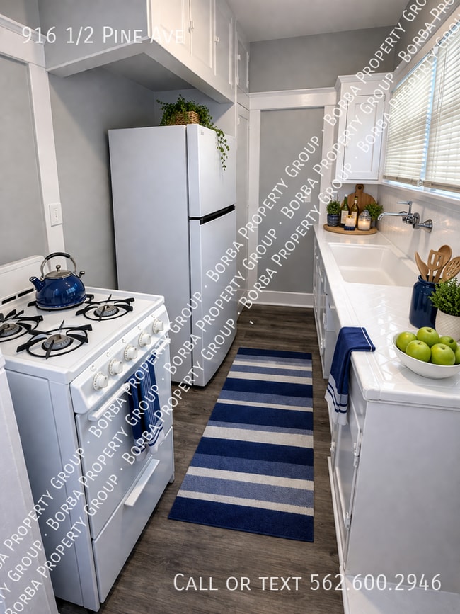 Building Photo - 916 1/2 Pine Ave-