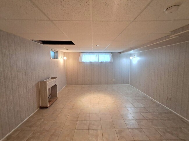 Building Photo - $3,200 -4 Bed / 3 Bath- Home with Fully Fe...