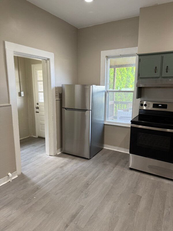 Building Photo - 1363 Capouse Ave