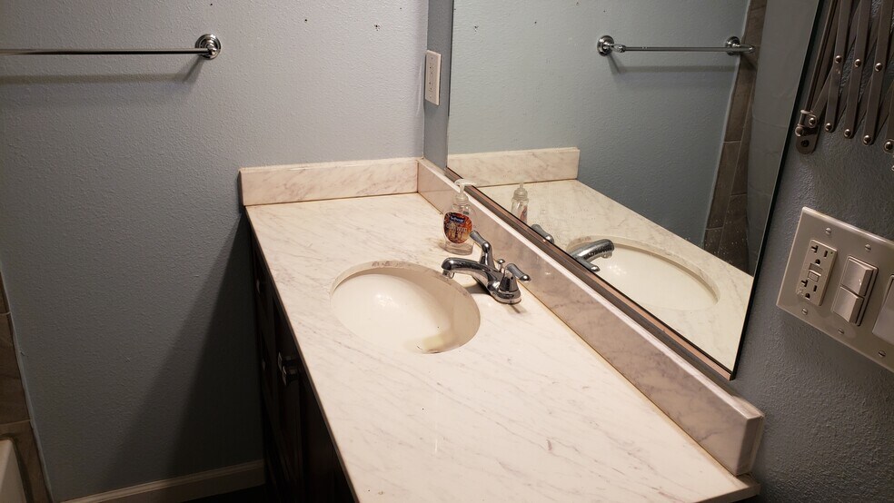 Bath - 2907 Plover St