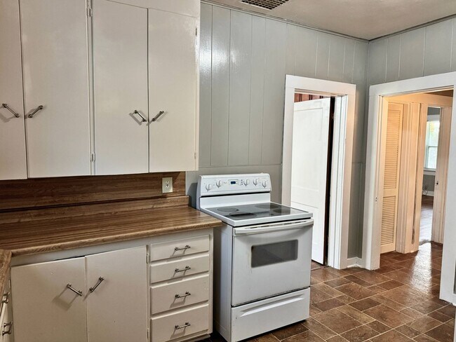 Building Photo - 3 Bed 1 Bath Craftsman Home