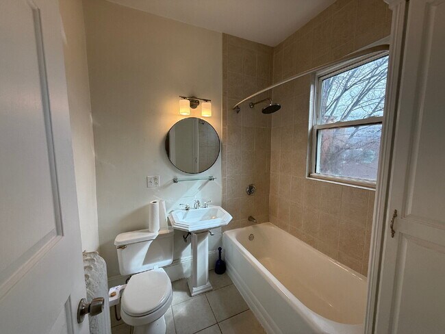 Building Photo - Available NOW! Spacious & Modern 2 Bedroom unit ready for move in!