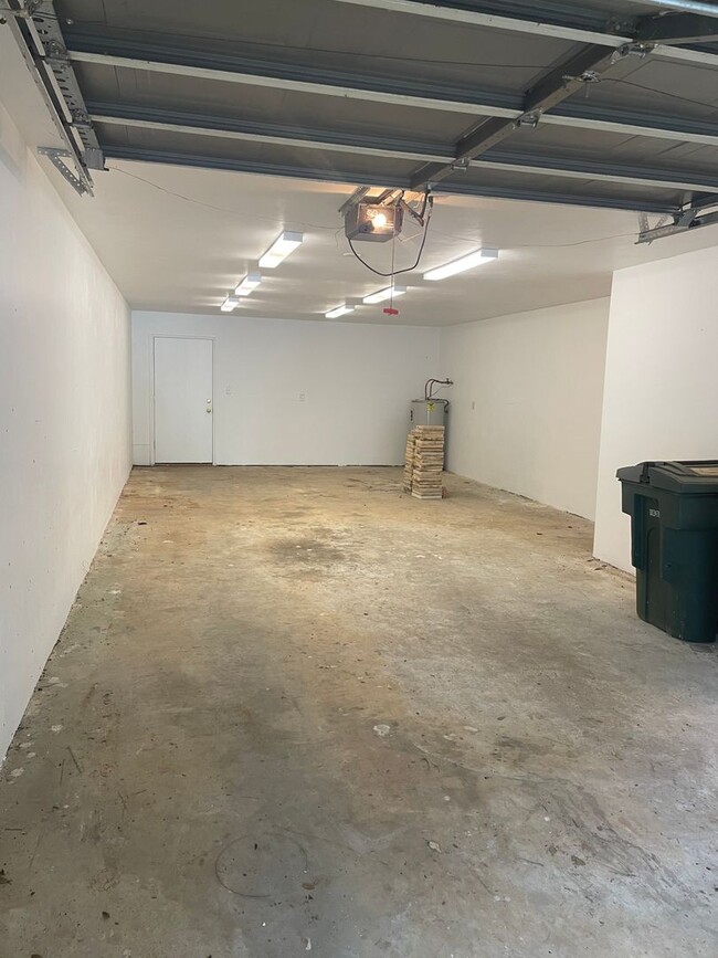 Building Photo - Huge 2/2.5 off Apalachee Parkway!