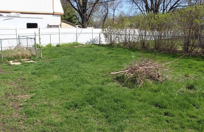 Building Photo - 3 Bedroom - one level