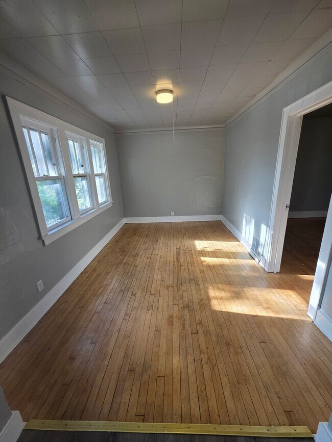 Building Photo - 3 Bedroom Single House Available NOW
