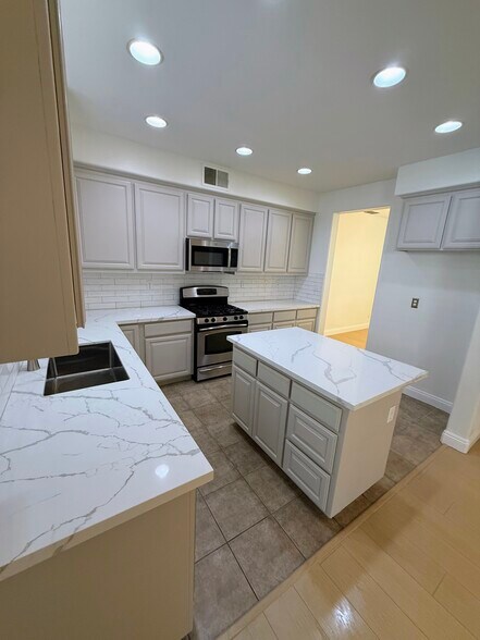 Building Photo - 5424 Knotty Pine Way