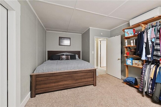 Building Photo - AUGUST PRE-LEASE!! 4 bed, 3 bath house on ...