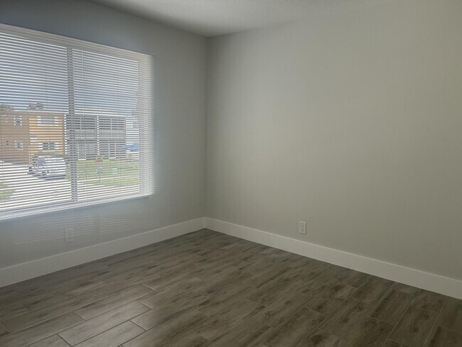 Building Photo - 1500 Crescent Cir
