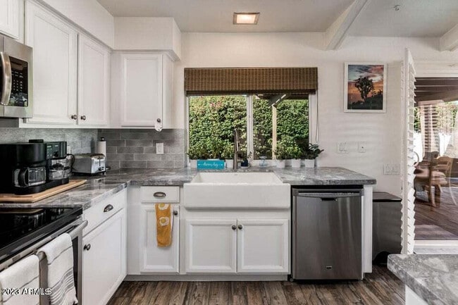 Building Photo - 7526 N Vía De La Campana