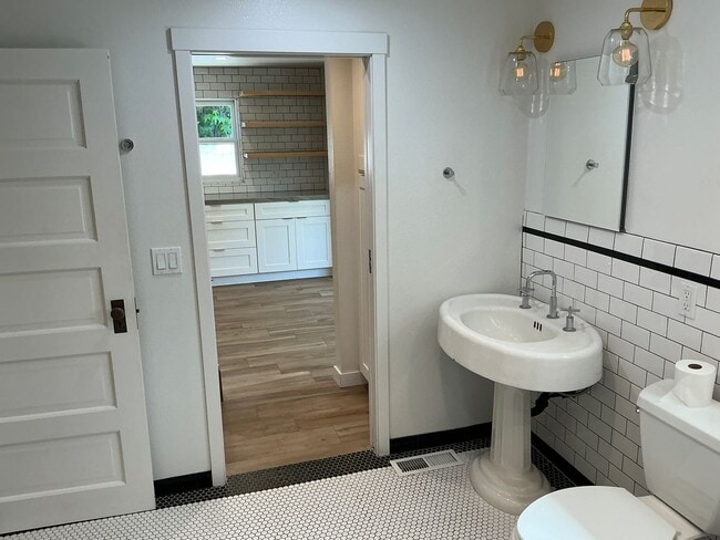 Building Photo - Beautiful 4 Bedroom 2 Bath Home in Old Tow...