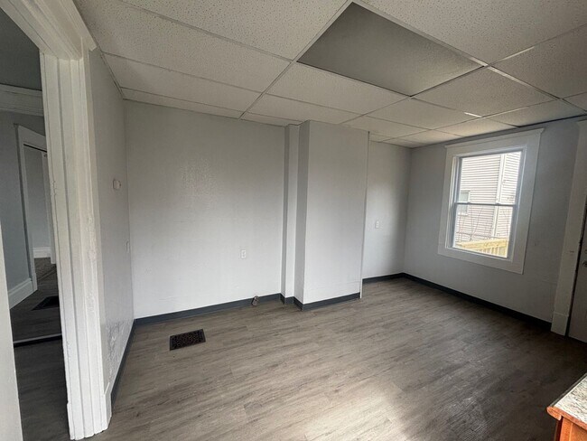 Building Photo - Charming 5-Bedroom Property in Prime Location