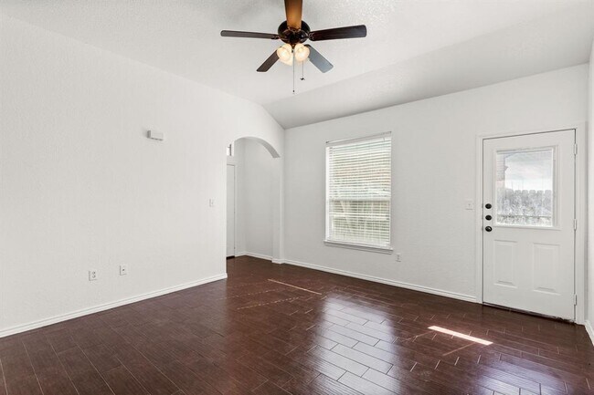 Building Photo - 586 Creekside Cir