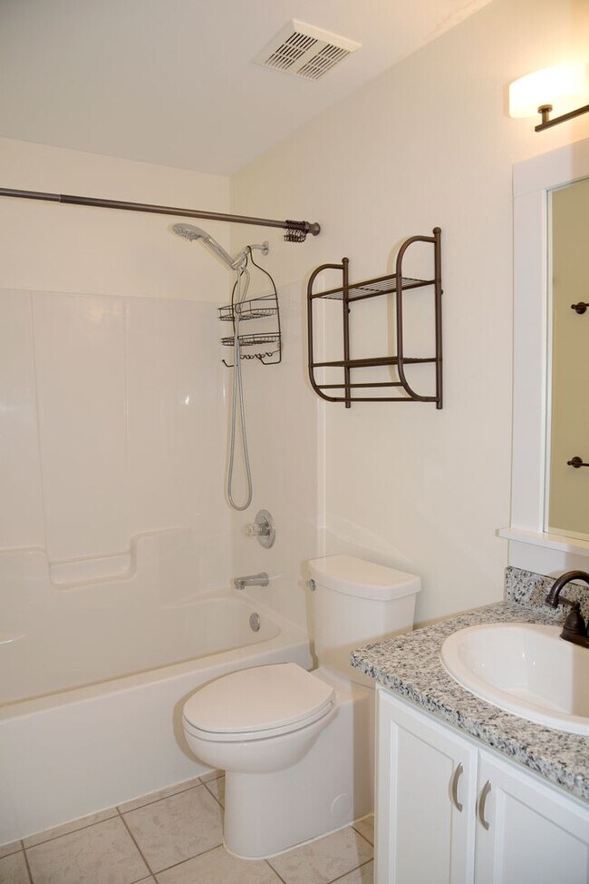 Building Photo - Central Niceville Home with Lawncare Included!