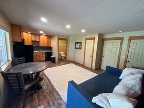 Building Photo - 300 Blackberry Ln