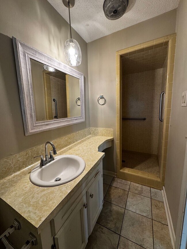 Building Photo - 3BD/2BA House for Lease in Jackson Park - Central Community