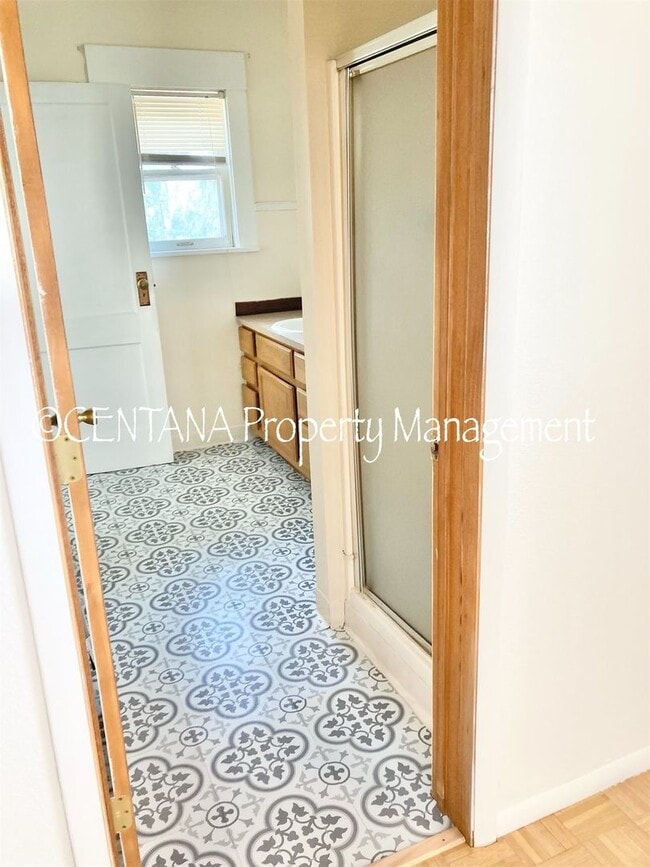 Building Photo - Large home with a huge yard on the West si...