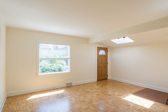 Building Photo - 2bd/1ba Seattle Home