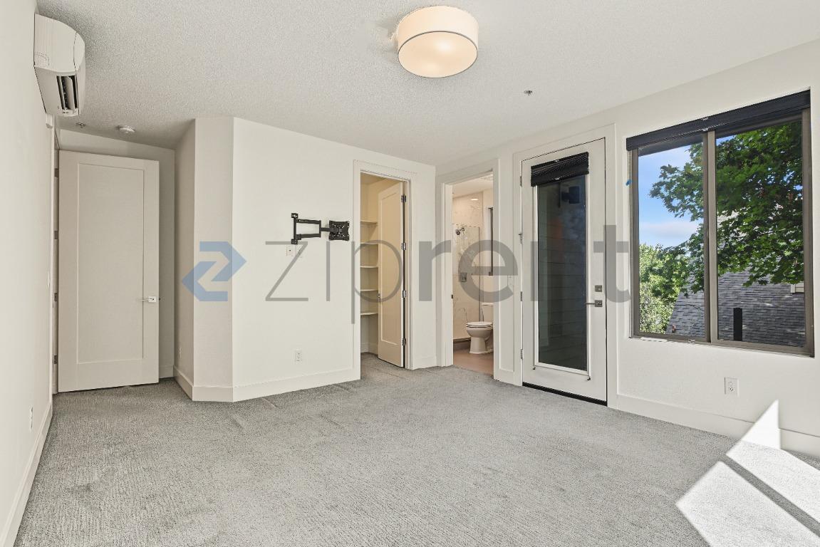 Building Photo - Unit D