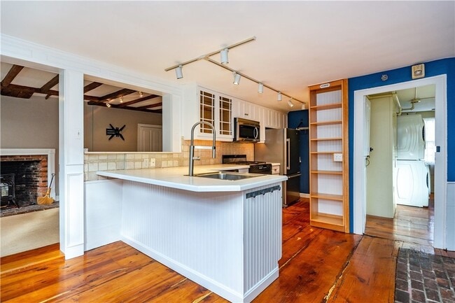 Building Photo - 19 King St