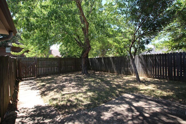 Building Photo - Available - Charming 2-bedroom, 2.5-bath townhome