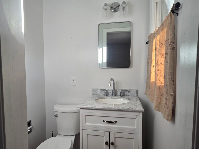 Building Photo - 711 Church St