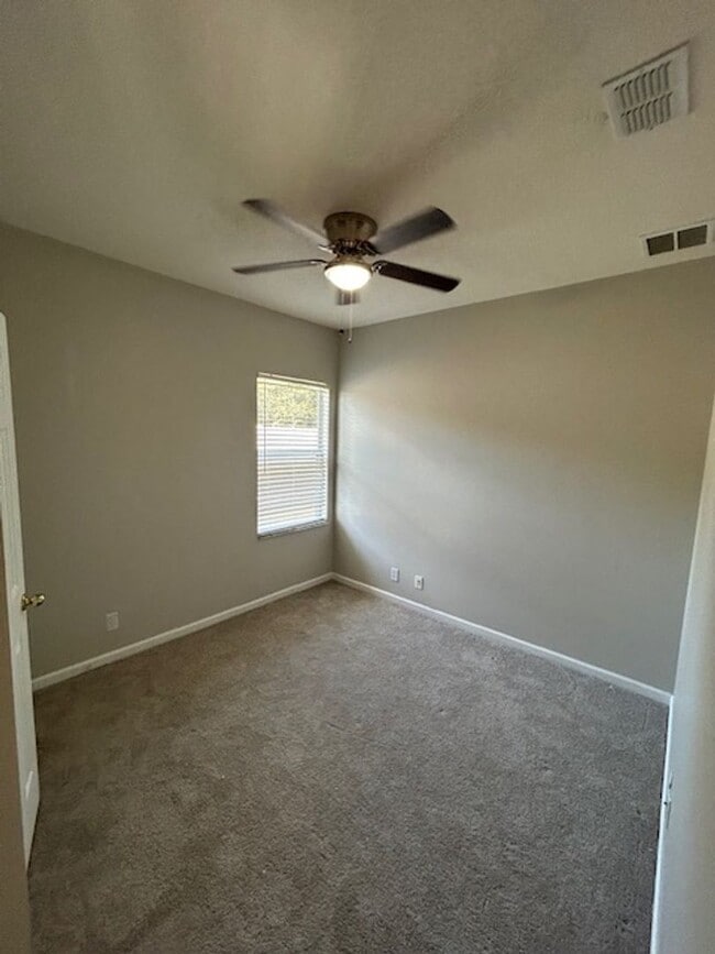 Building Photo - Beautiful Spacious Home in Deland