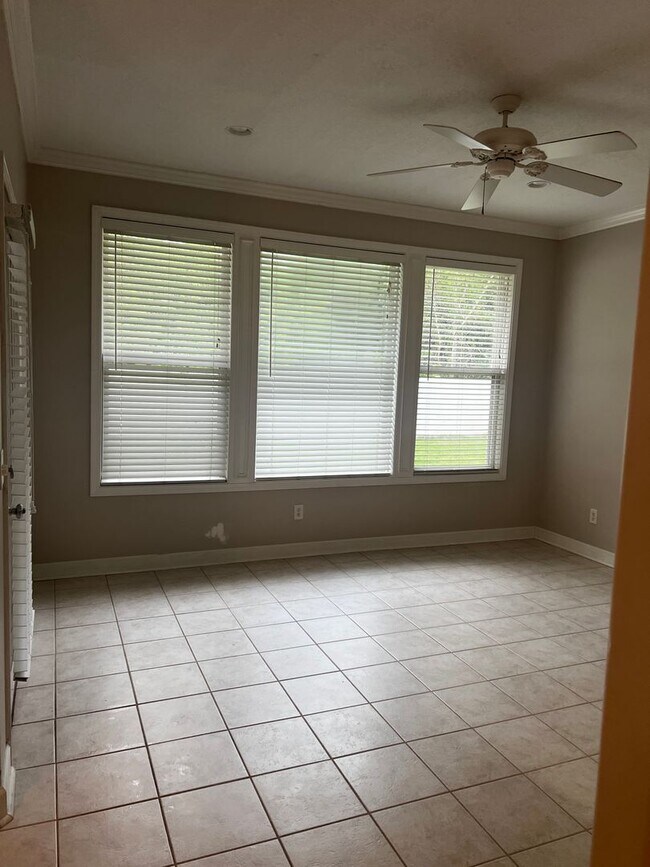 Building Photo - 3/2 fenced in yard with pool access!
