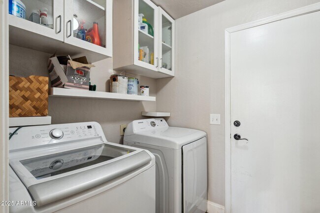 Building Photo - 758 S Lagoon Dr