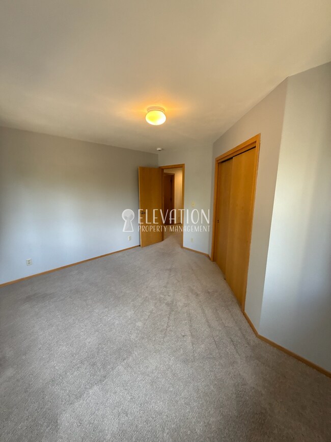 Building Photo - 5BR / 3.5BA Forest Retreat in NW Bend with ADU included