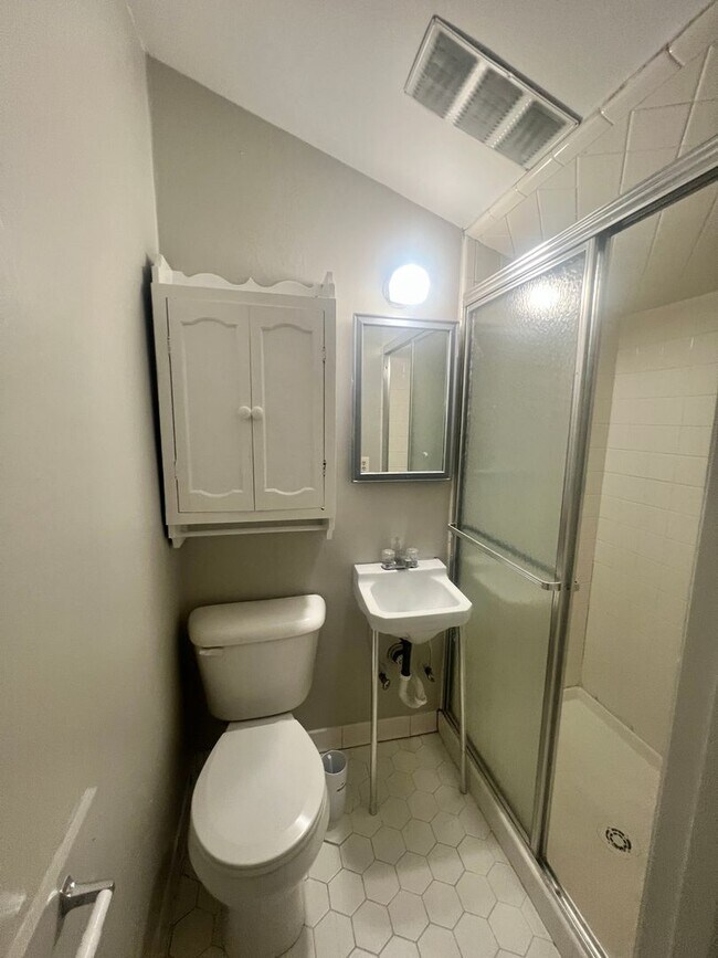 Building Photo - RENT SPECIAL! 3-4 BR Home! Large Brick hom...