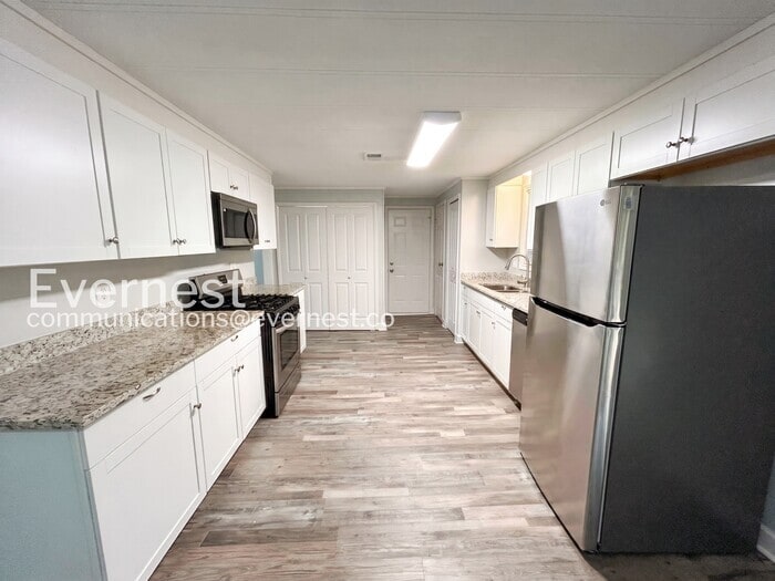 Building Photo - 2975 Sharon Ln