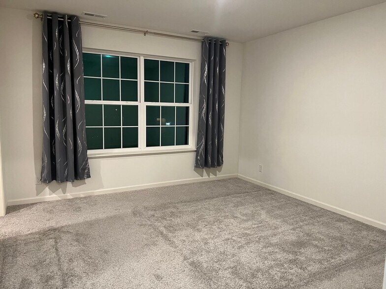 Building Photo - 1231 Hawk Hollow Dr