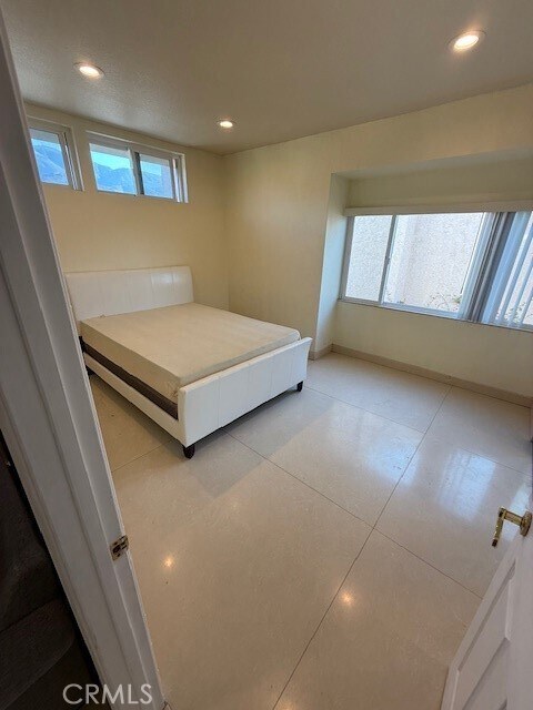 Building Photo - 3350 Deaver Dr