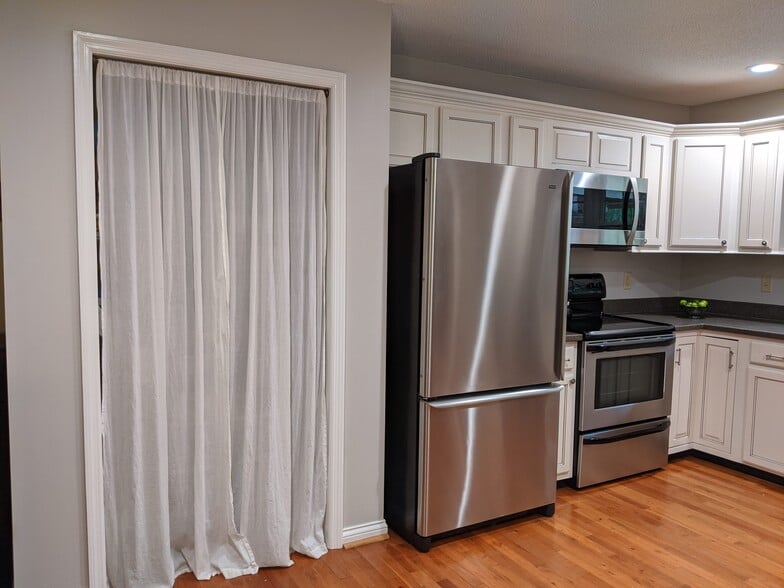 Large pantry in kitchen - 303 Ferncliff Dr