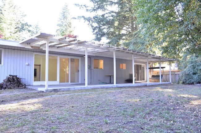 Building Photo - New Kitchen!! Beautiful family home w/extr...