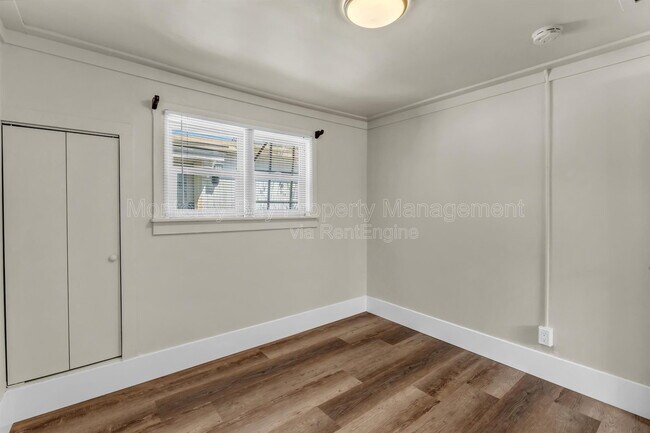 Building Photo - 227 18th St