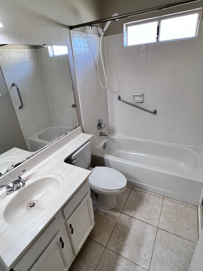 Building Photo - Phoenix 3 Bed, 2 Bath Home with Single Story