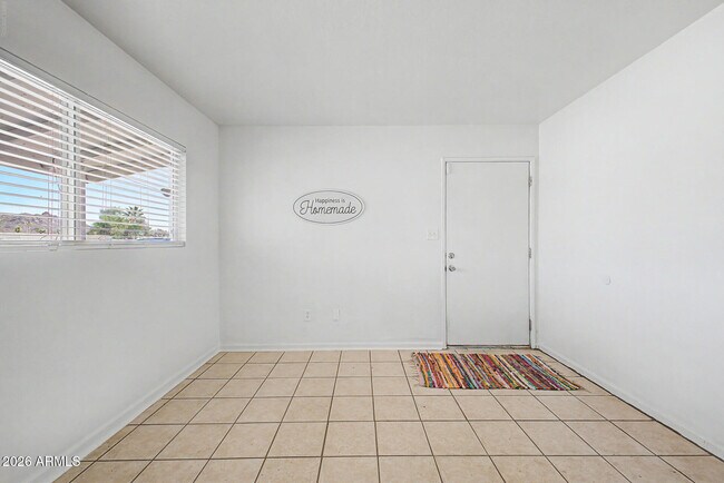 Building Photo - 823 E Carol Ave