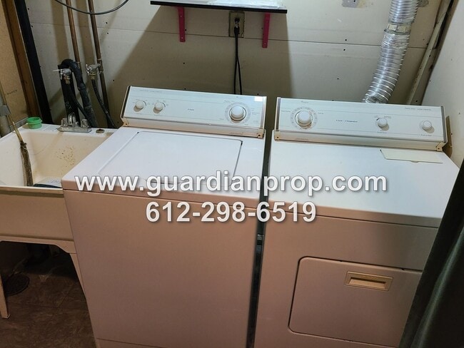 Building Photo - Updated House Near Hamline Available Septe...