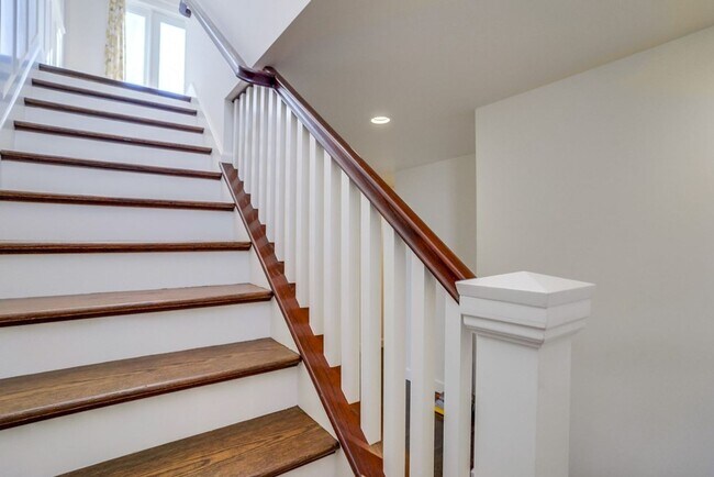 Building Photo - Beautiful 4 Bed/4 Bath Family Home w/pool - Upcoming and available in April!