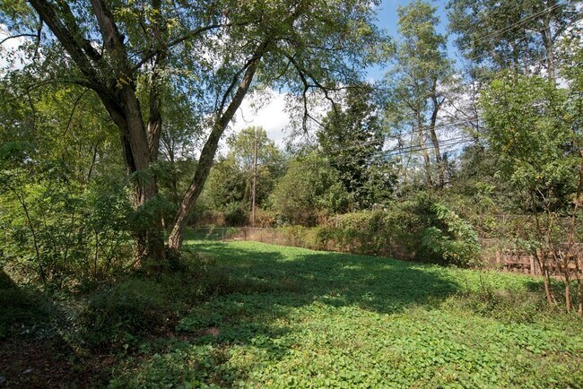 Building Photo - THREE BEDROOM HOME - CLOSE TO ALABAMA A&M