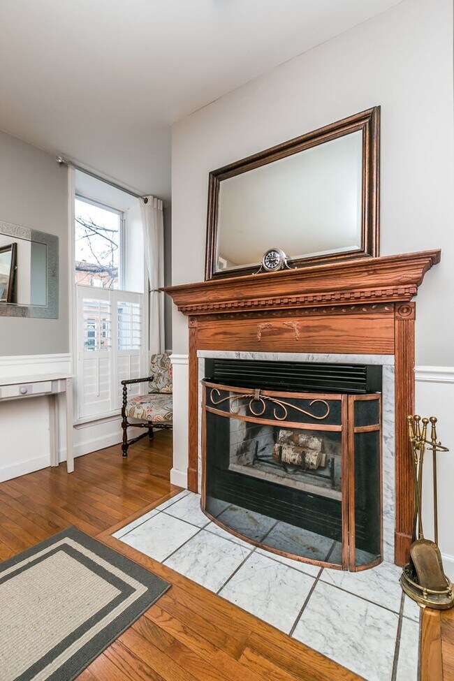 Building Photo - Amazing 3 bed 2 bath with a roof top deck ...