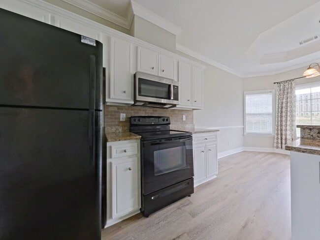 Building Photo - 4858 Somerset Dr