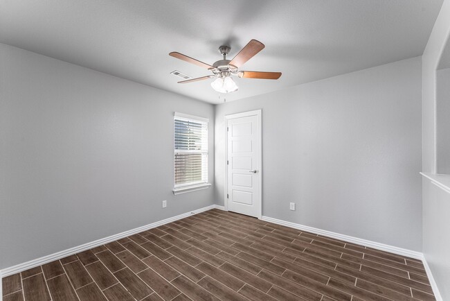 Building Photo - Welcome to this stunning 4-bedroom, 2-bathroom